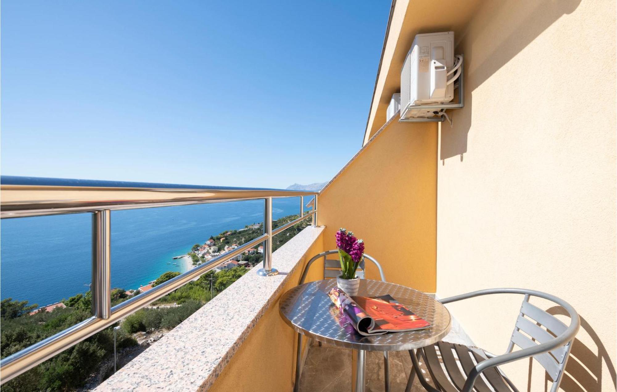 Beautiful Apartment In Krvavica With Kitchen Luaran gambar